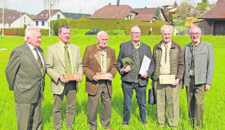 An der GV von Jagd Aargau geehrt: (v.l.) Willy Dräyer (60 Jahre Jagdaufseher), Patrick Isler (Ehrenmitglied), Max Schmid (Ehrenmitglied), Bernhard Hunziker und Walter Müller (beide 25 Jahre Jagdaufseher) und Erich Schmid (Geschäftsführer Jagd Aargau). Bild: zg