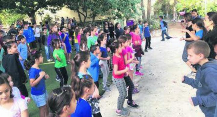 Im Friedensdorf Neve Shalom werden die Kinder in einer gemischten, multireligiösen Primarschule unterrichtet. Bild: zg