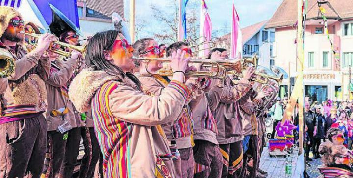 Die Guggenmusik Tinitus Villmergen freute sich, dass sie das grosse Guggenspektakel auf dem Dorfplatz wieder durchführen konnte. Bild: zg