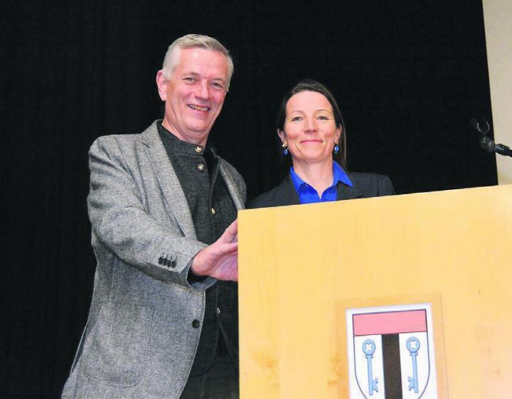 Gemeindeammann Daniel Stark und Gemeinderätin und Ressortleiterin Soziales Natascha Brunold gaben Auskunft über die geplanten Wohnmodule. Bild: Roger Wetli