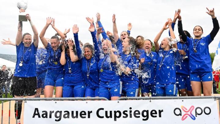 Bejubeln ihren ersten Sieg im Aargauer Cup: Die Frauen des FC Wohlen. Bild: Alexander Wagner.