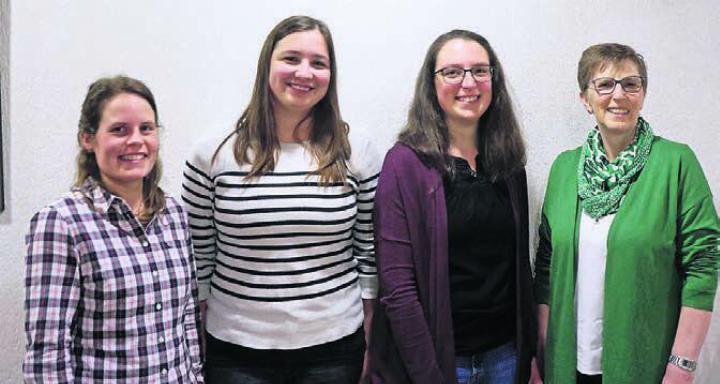 Die Neumitglieder, von links: Rahel Rüttimann, Céline Bütler und Manuela Waser mit Geschäftsleiterin Ruth Vollenweider. Es fehlt Neumitglied Luzia Betschart. Bild: zg