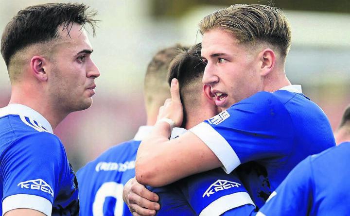 Leotrim Nitaj (links) trägt nächste Saison genauso das Wohler Trikot wie Justin Pfister (rechts) und sieben weitere Spieler. Bild: Archiv/awa