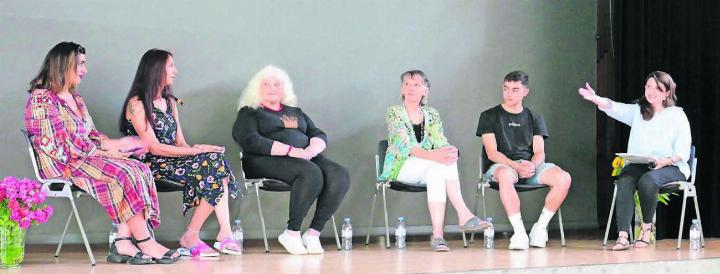 Gesprächsleiterin Anita Noll (rechts) stellt die Teilnehmer vor (v. l.): Mariya Bezushko, Maria Camenisch, Nadiia Kostjk, Zita Kubin und Leon Gautschi. Bilder: Richard Gähwiler