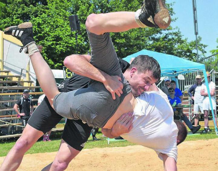 Die Ringer gehen ins Sägemehl (links: Pascal Strebel) – und sind ambitioniert. Bild: zg