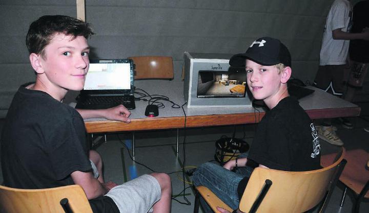 Ramon Moser (links) und Severin Blum haben im Spiel «Minecraft» die ganze Niederwiler Schule nachgebaut. Bilder: Chregi Hansen