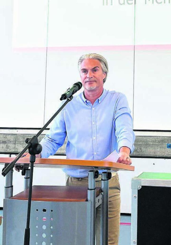 Gemeindepräsident Patrick Fischer konnte 104 Stimmberechtigte begrüssen. Bilder: Walter Minder Gemeindepräsident Patrick Fischer konnte 104 Stimmberechtigte begrüssen. Bilder: Walter Minder