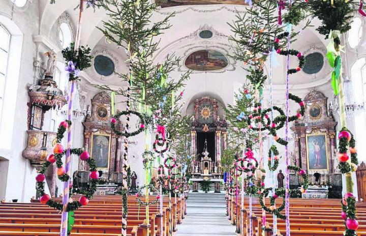 Franz Schürmann kreierte extra Halterungen, um die Kirchenbänke mit den Palmbäumen zu schmücken. Bilder: zg
