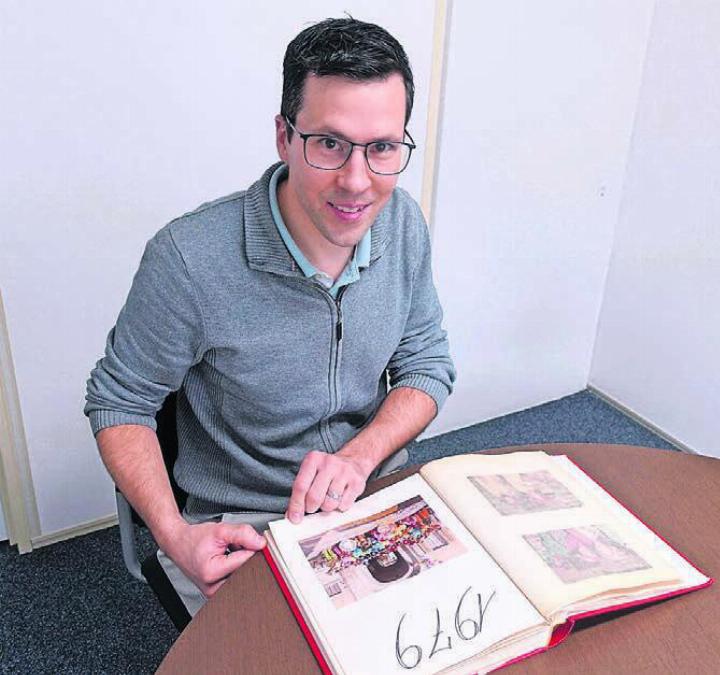Präsident Erich Eberhard findet viele Erinnerungen im Gründungsbuch.