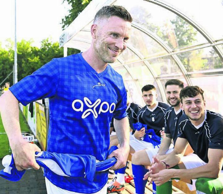 Die letzte Auswechslung für Alain Schultz. Die Freiämter Fussballikone verlässt den Platz nach einer sackstarken Karriere natürlich mit einem Lächeln. Bild: awa