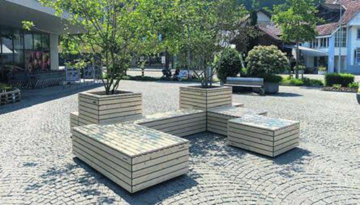 Der Sitzplatz soll auf dem Dorfplatz zu einem beliebten Treffpunkt werden. Bild: zg