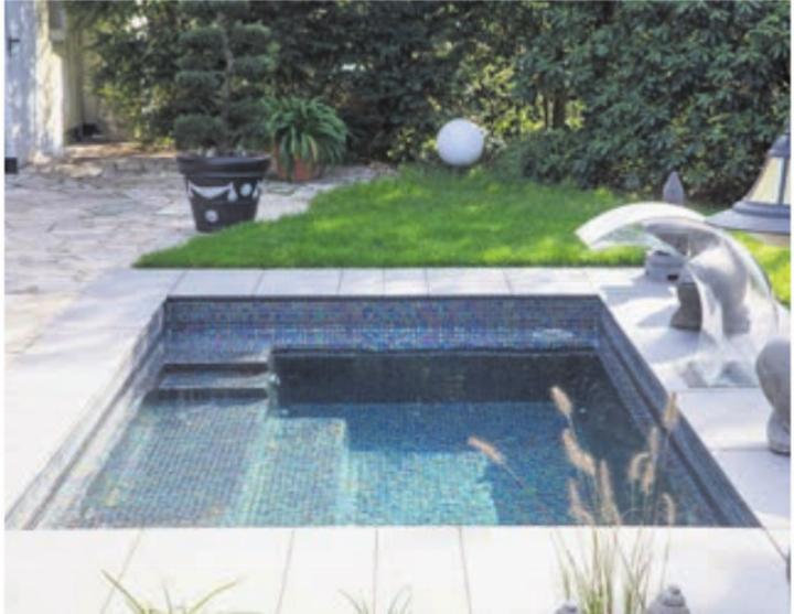 Minigartenpool in Glasmosaik.