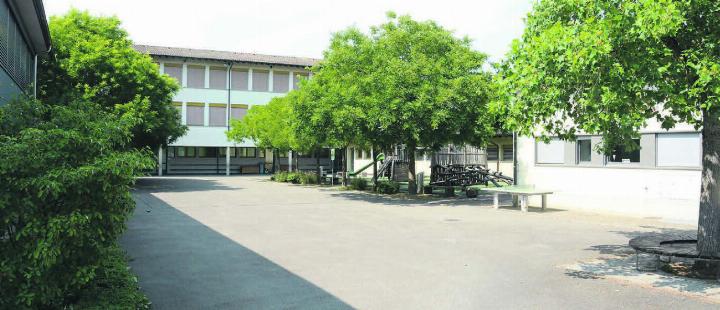 Im Schulstandort Dorf stehen in den nächsten Jahren umfangreiche Sanierungsarbeiten an. Der Gemeinderat schlägt nun vor, die Gebäude nicht mehr für die Schule zu nutzen und sie den Vereinen und der Kultur zur Verfügung zu stellen. Bilder: Chregi Hansen