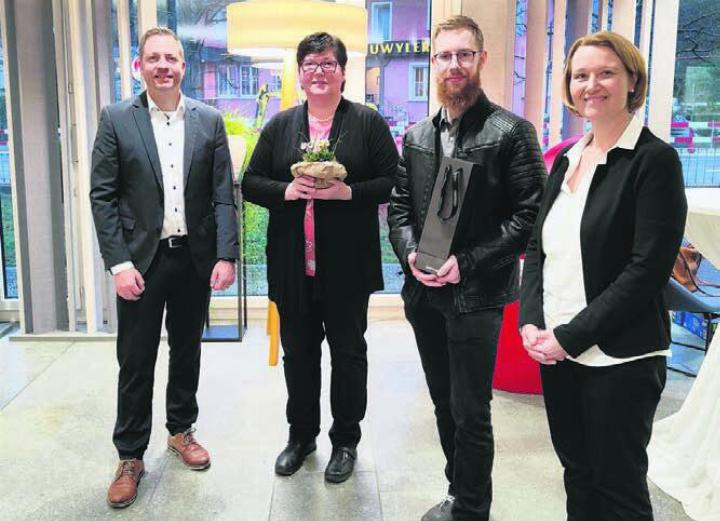 Reto Hübscher, Vorsitzender der Bankleitung der Raiffeisenbank Reuss-Lindenberg, Jolanda Trachsel (6999. Genossenschafterin), Simon Stalder (7001. Genossenschafter) und Renate Regensburger, Leiterin Kundenberatung (von links). Es fehlt: Philipp Meyer (7000. Genossenschafter). Bild: zg