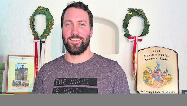 Die zwei Kränze, Fotoerinnerungen und die Auszeichnung als Ehrenmitglied des Schwingklubs Freiamt. Alles hängt im Wohnzimmer von Andreas Ender. Bild: Annemarie Keusch