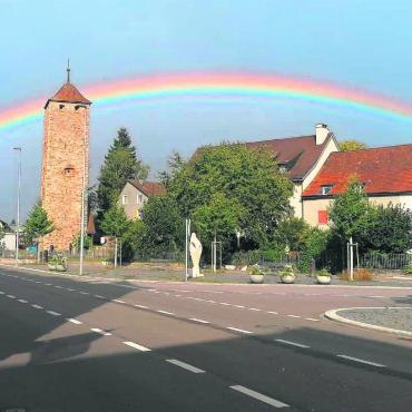 LESERFOTO - Da haben Regen und Sonne den Bogen überspannt: wie schön! Leserfoto: Martin Schmid, Laufenburg