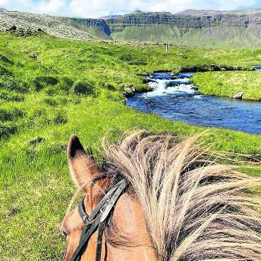 Sommer-Fotos - Island , zu Pferd unterwegs auf der Halbinsel  Snaefellsnes. Foto: Elke Schneider, Magden
