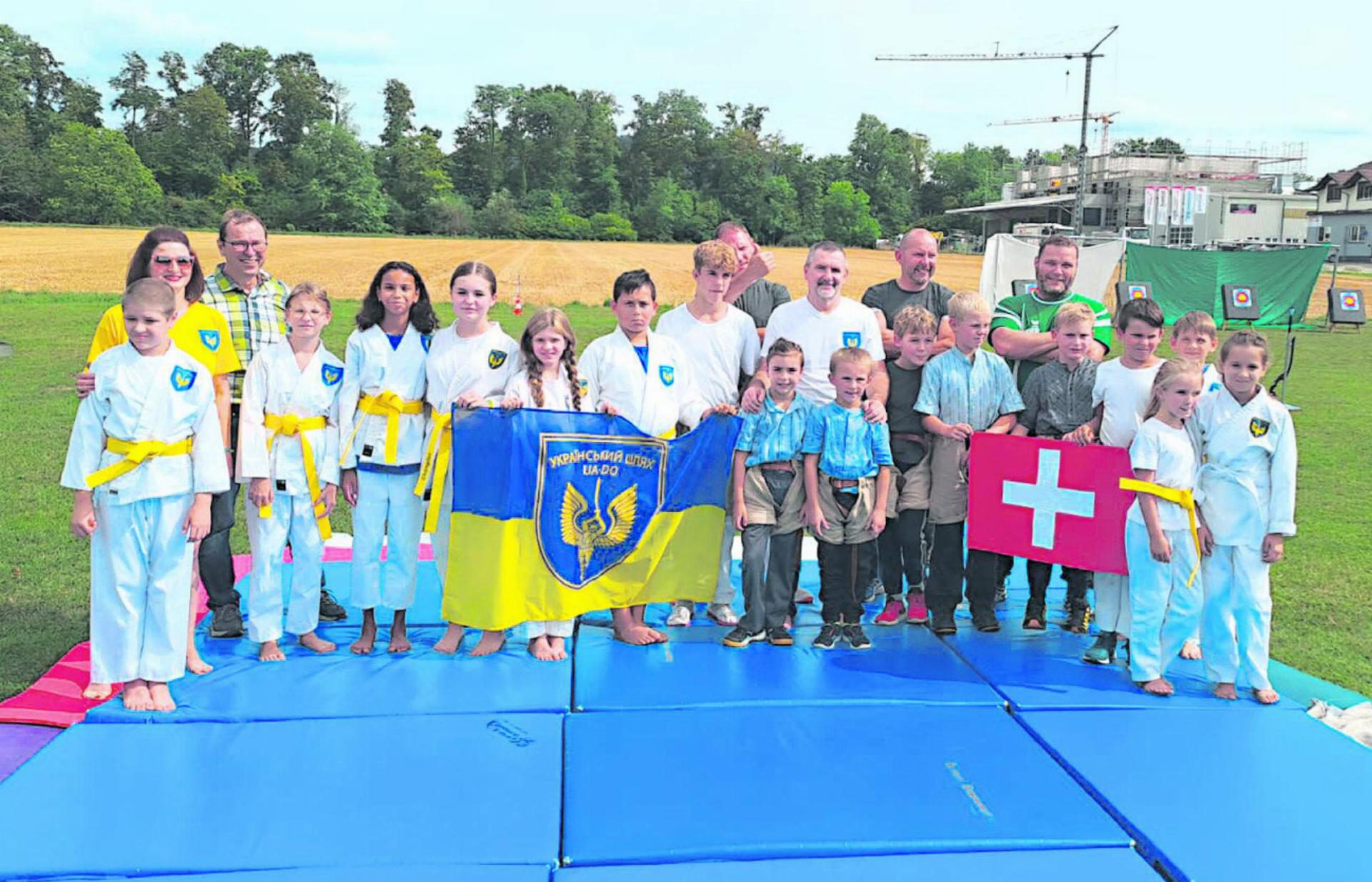 An der Sissler Bundesfeier gab es eine sportliche Begegnung zwischen dem jungen Team der UA-DO Schule und dem Schwingklub Fricktal. Foto: zVg
