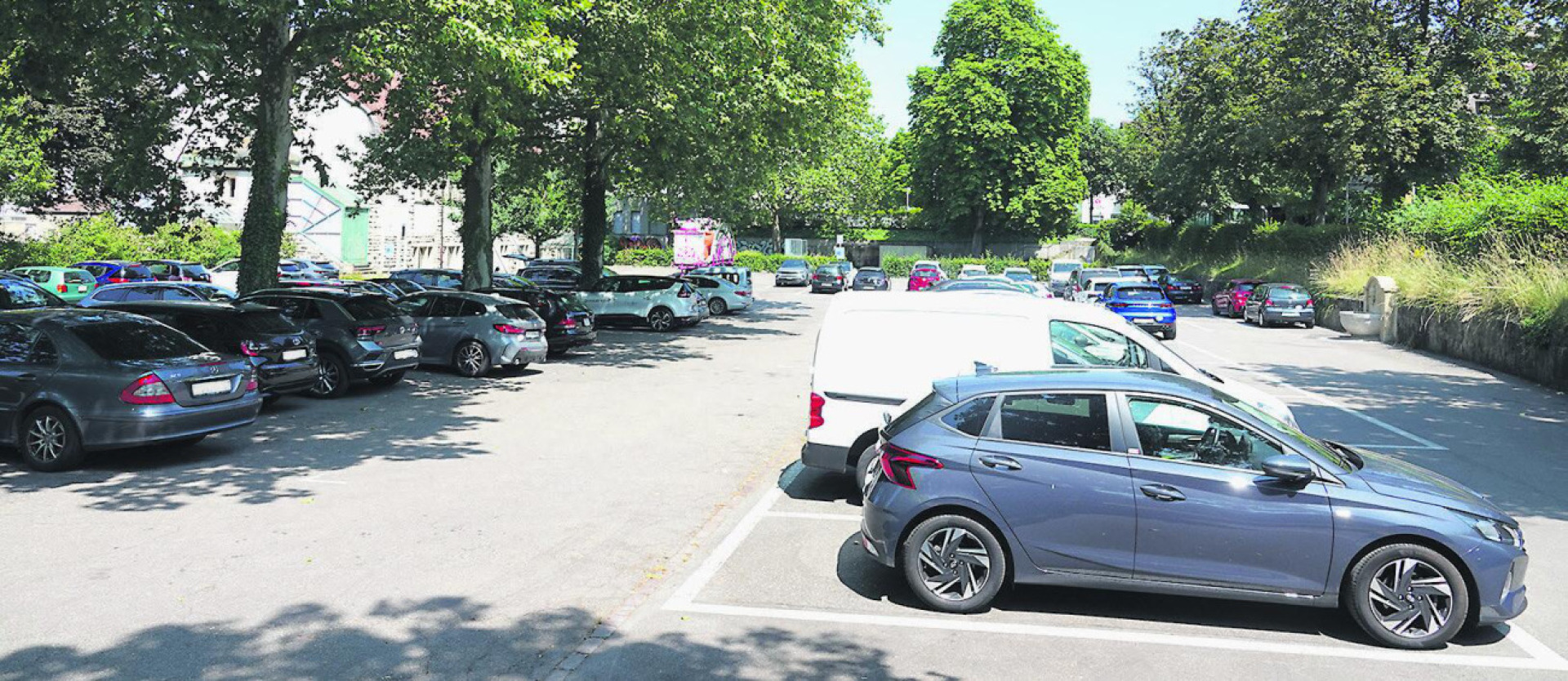 Parkplätze lohnen sich für die Stadt Rheinfelden – hier der Schützen-Parkplatz. Dort gibt es seit einigen Monaten keine Schranke mehr. Foto: Valentin Zumsteg