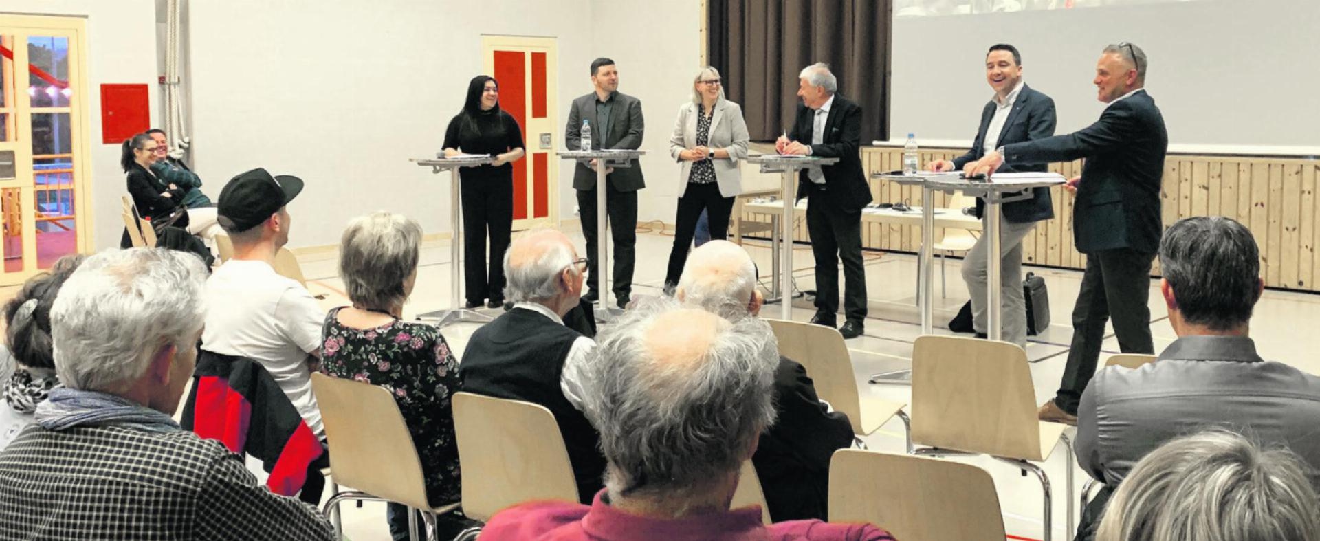 Lockere Stimmung trotz heissem Thema: Der Gemeinderat von Münchwilen mit Jean-Claude Kleiner (dritter von rechts) präsentiert die Ergebnisse der Gruppen-Diskussionen. Foto: Simone Rufli