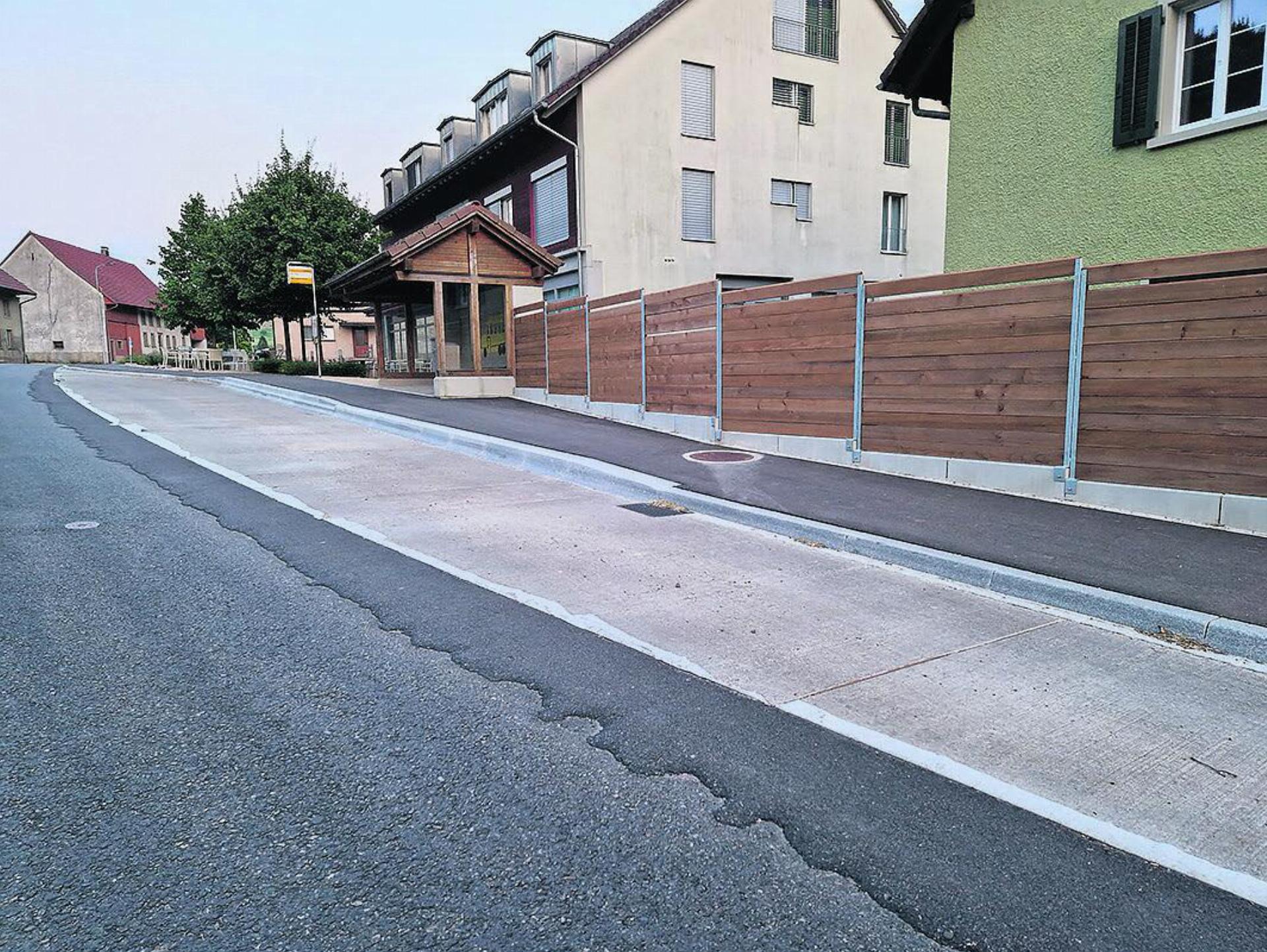 Die Fertigstellungsarbeiten bei den Bushaltestellen in Mettau (im Bild Fahrtrichtung Oberhofen-Brugg) beginnen. Foto: Bernadette Zaniolo