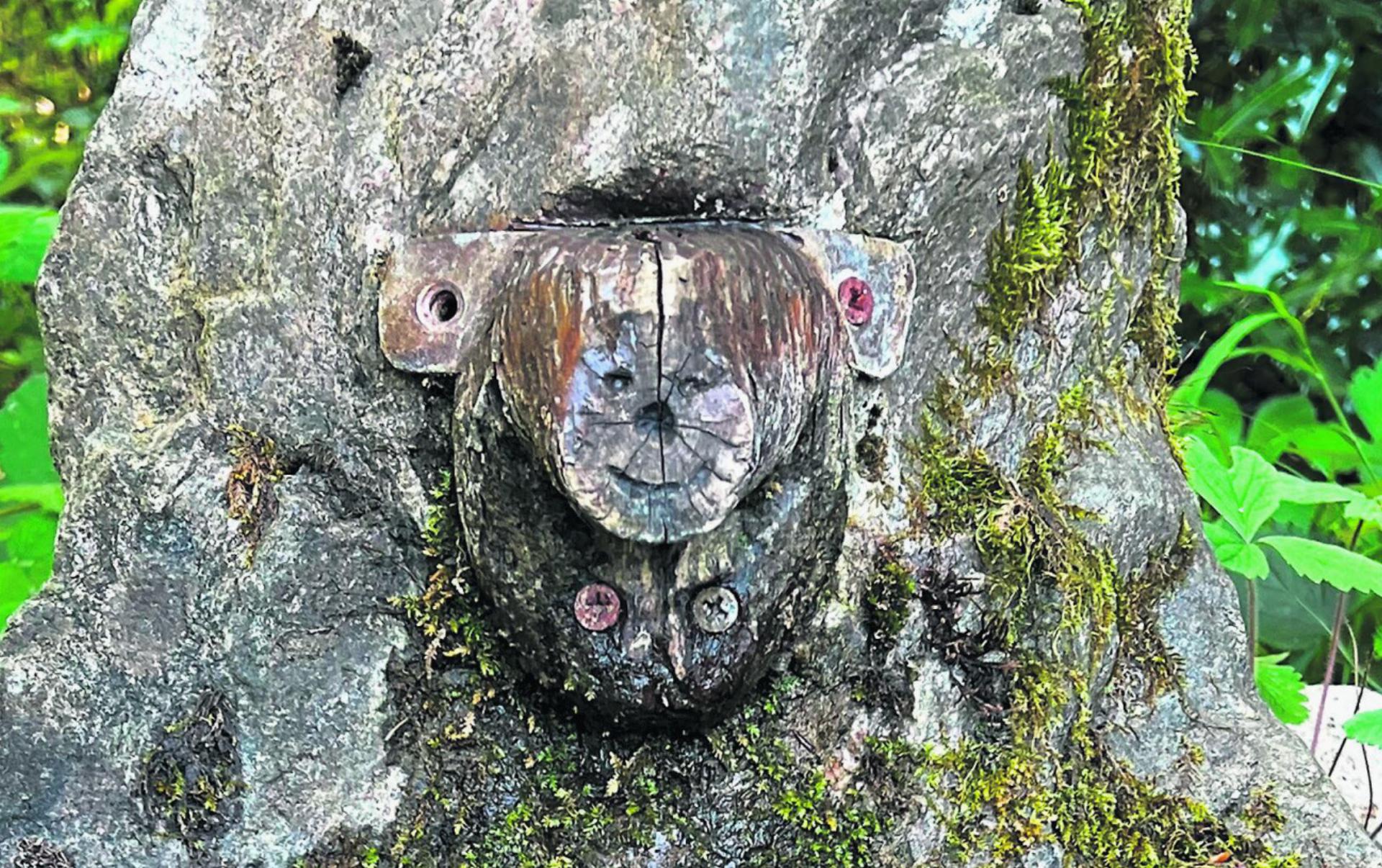 Gesichter auf einem Brunnen, gesehen im Eiker Wald. Foto: Susanne Hörth