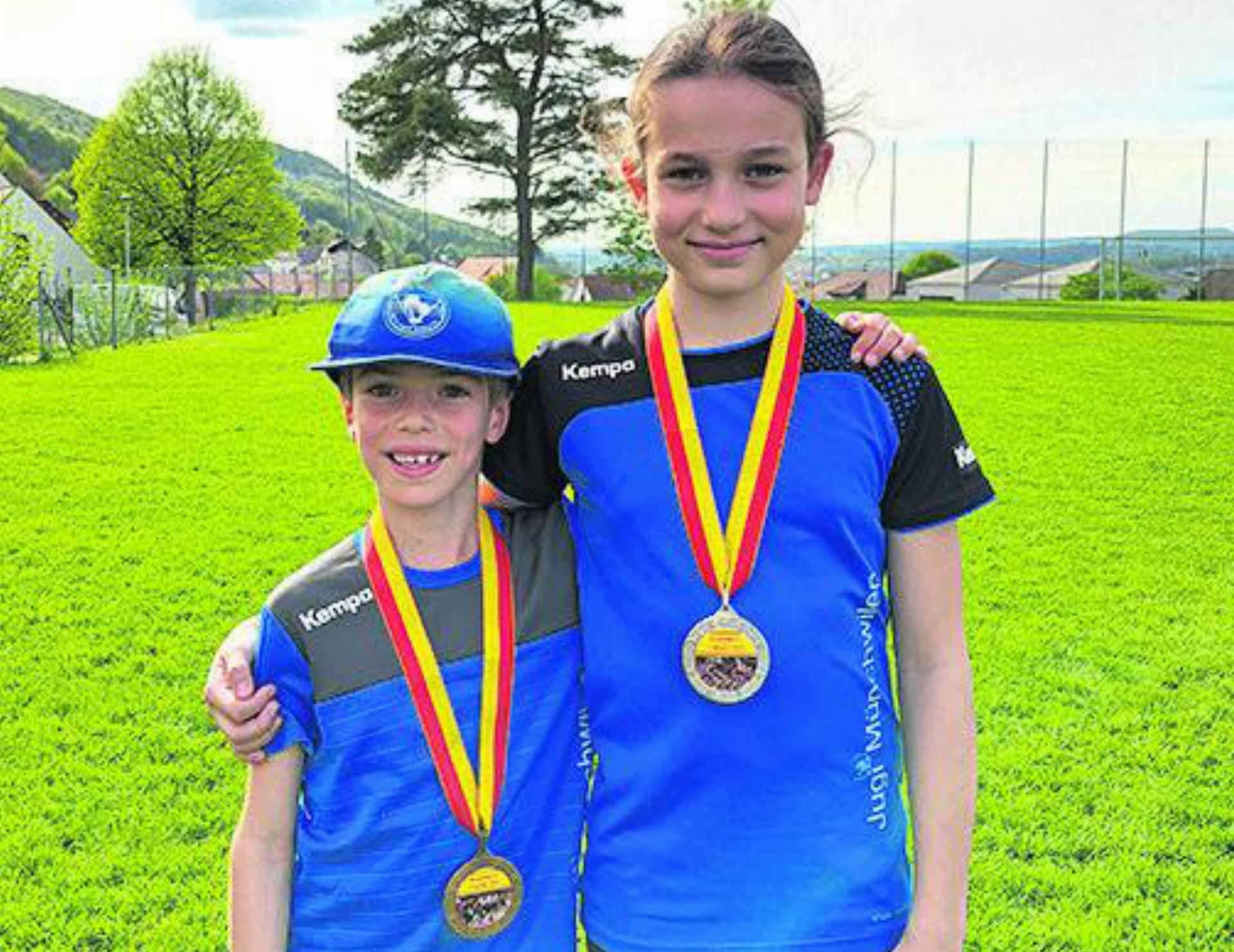 Joel Fricker und Milena De Vita freuen sich über ihre Medaillen. Foto: zVg