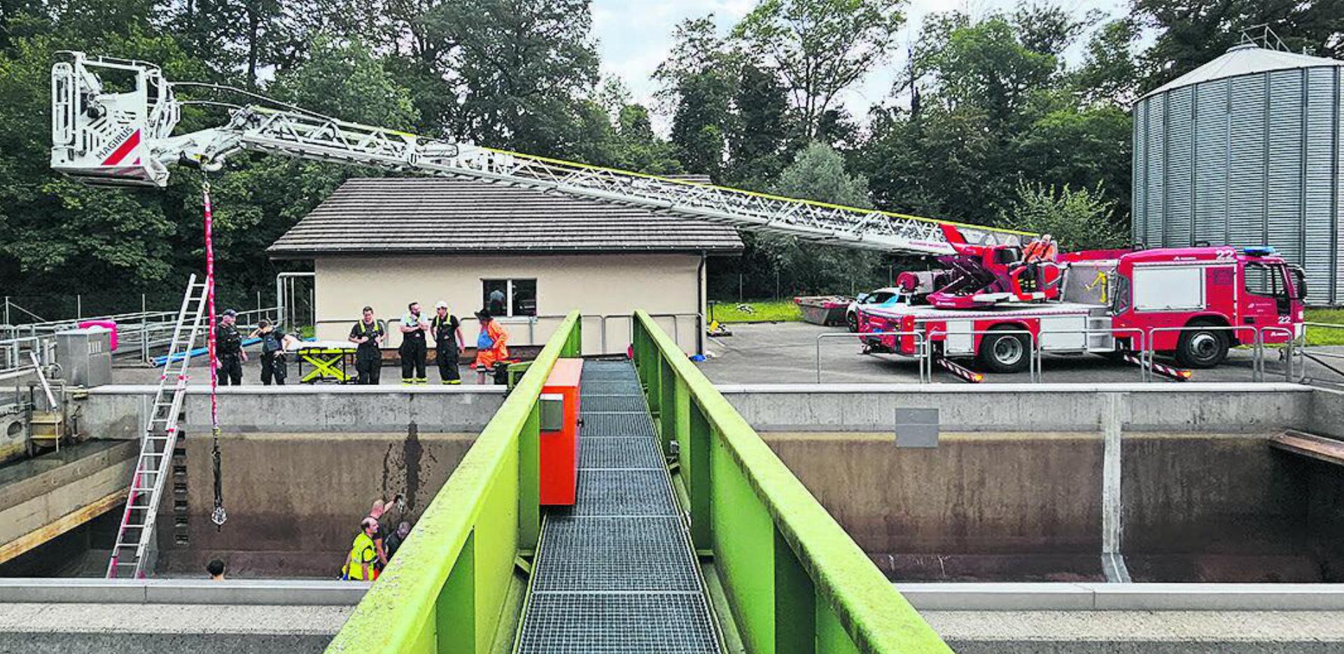 Mit der Autodrehleiter der Feuerwehr Rheinfelden konnte der Verunfallte schliesslich geborgen werden. Foto: zVg