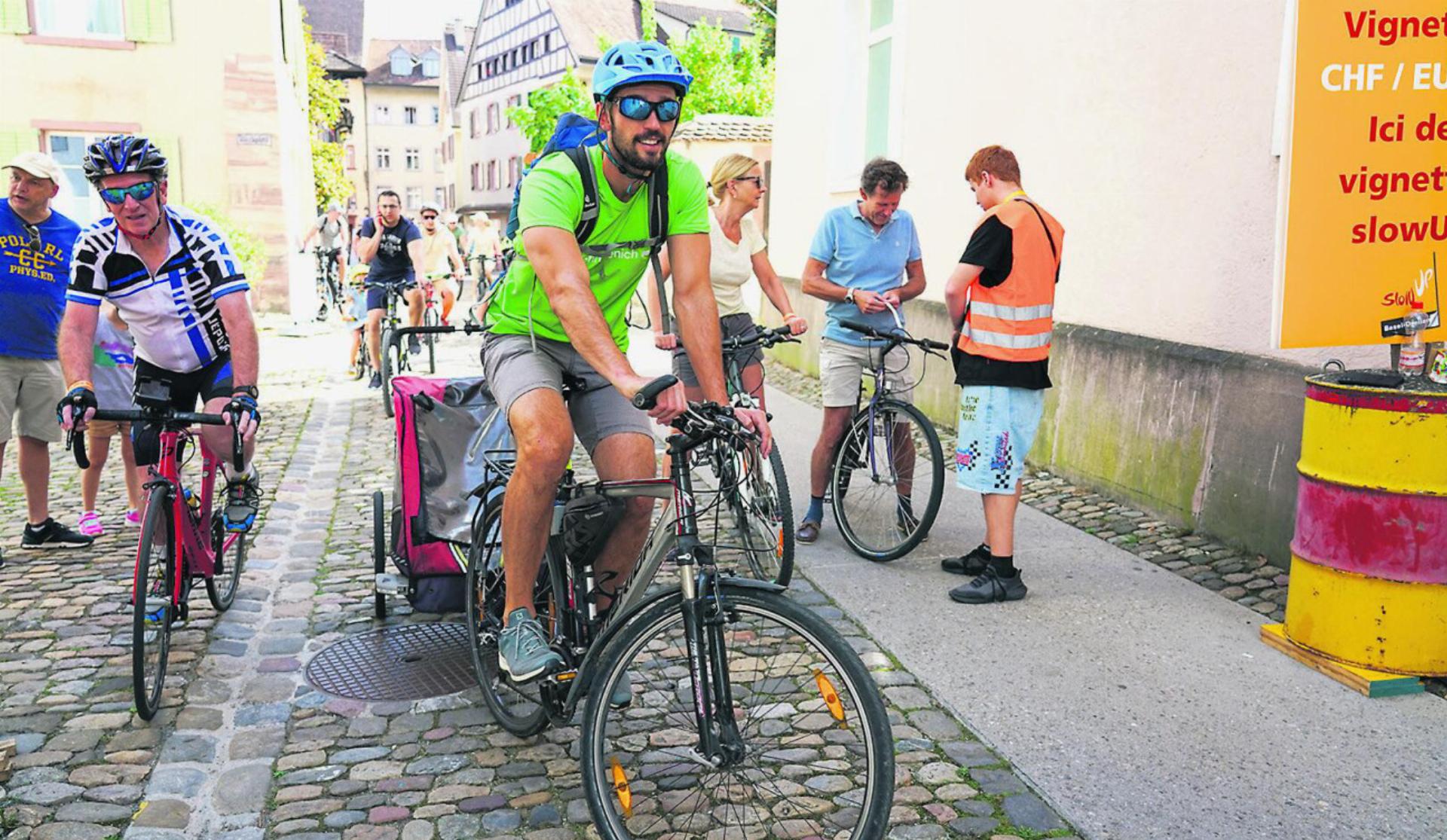 Vignettenstopp: Fünf Franken sind für die Teilnahme am Slow Up zu entrichten. Fotos: Edi Strub