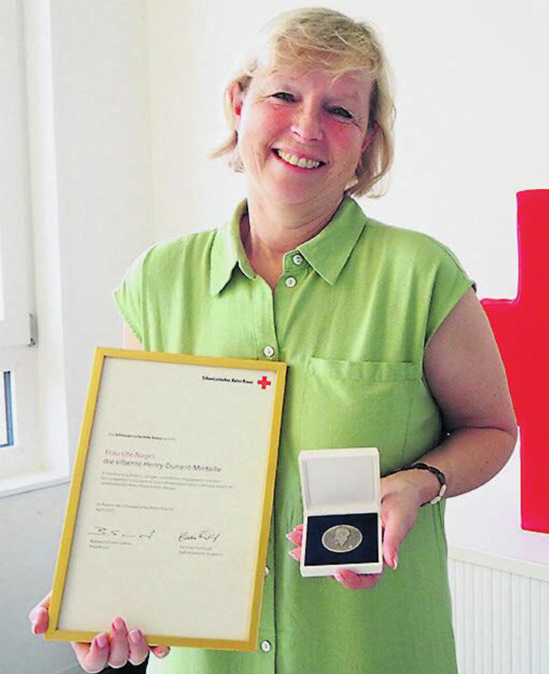 Ute Nagel präsentiert stolz das Zertifikat und die silberne Henry-Dunant-Medaille. Foto: zVg