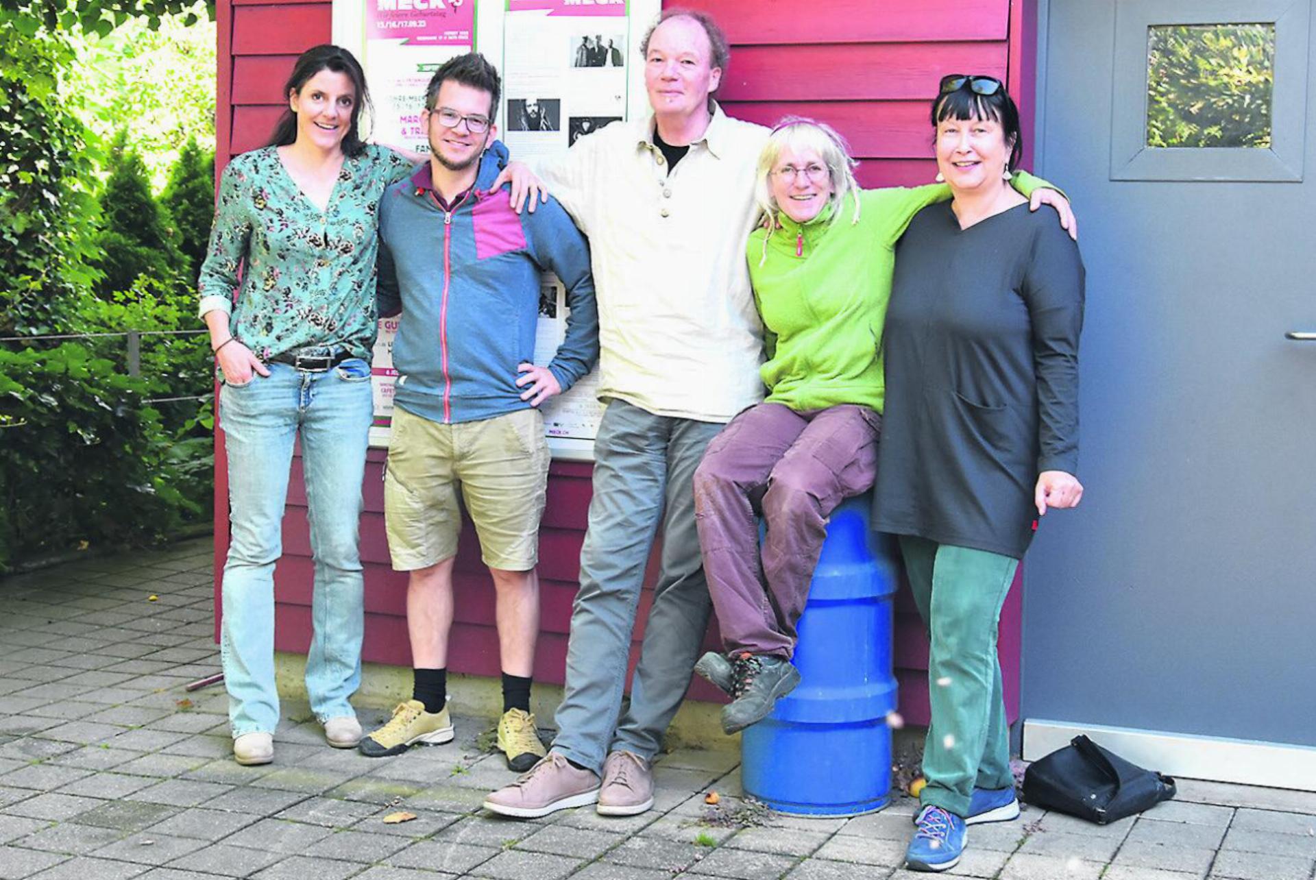 Anja Zanella (von links), Bernhard Stöckli, Daniel Binkert, Flumi (Cornelia Brennwald) und Margot Reimann sind stolz auf das Kulturhaus Meck. Foto: Susanne Hörth