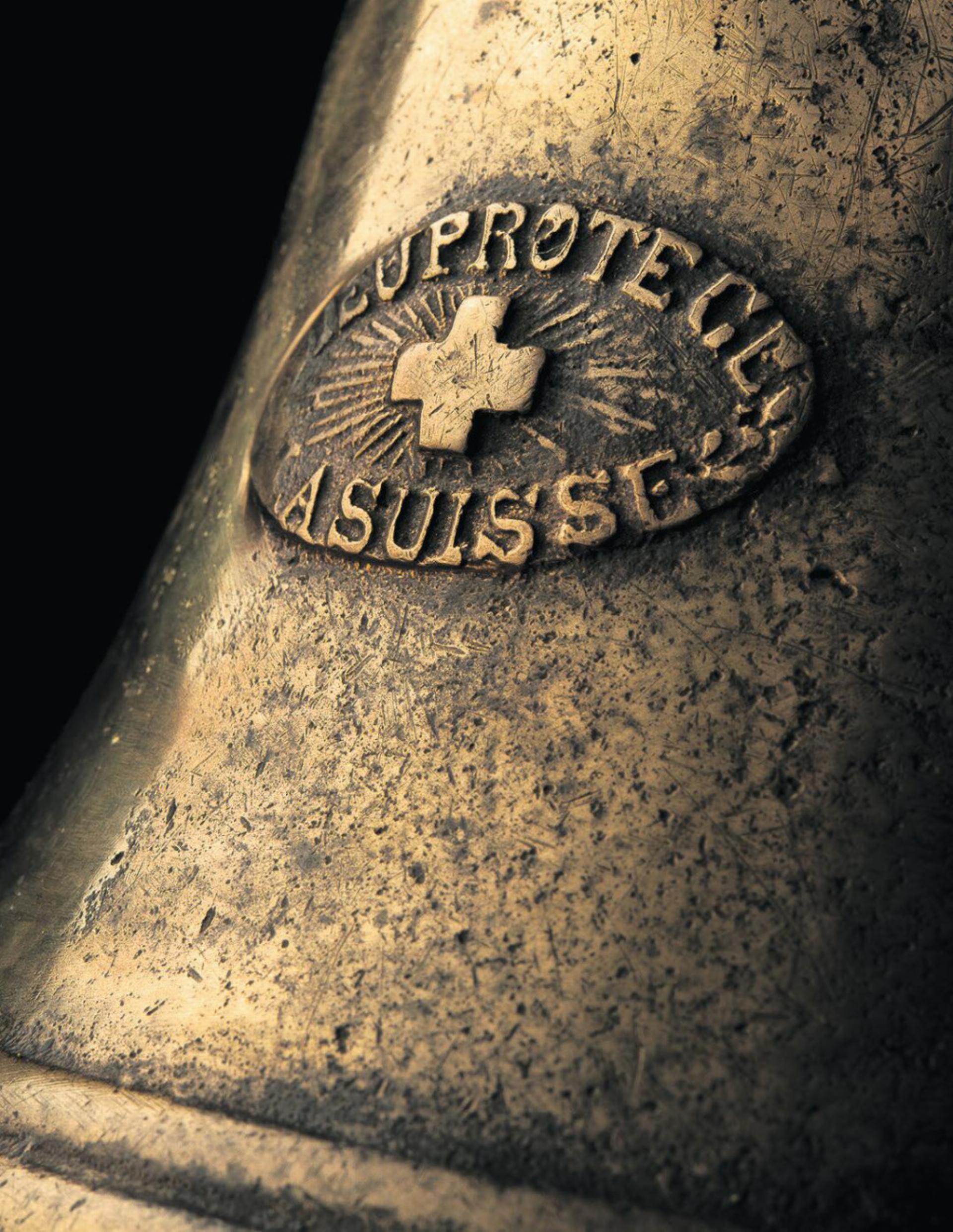 «Dieu protège la Suisse»: Einschrift auf einer Kuhglocke. Foto: Hélène Tobler
