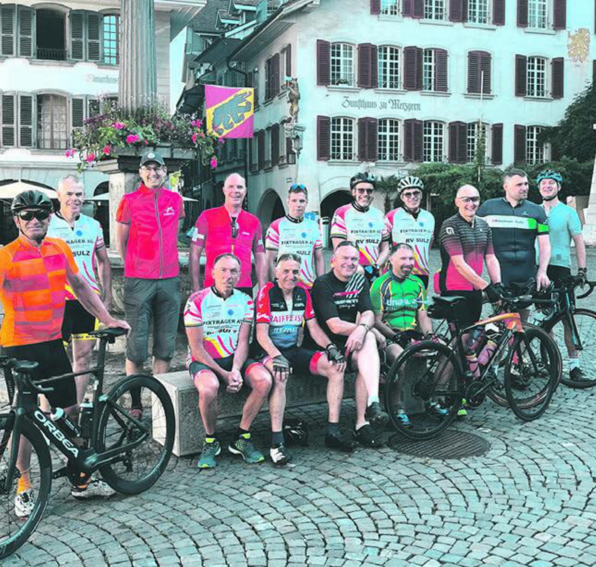 Die Gruppe der Sulzer Rennradfahrer in Thun vor dem Start via Grimsel- und Furkapass nach Altdorf. Foto: zVg