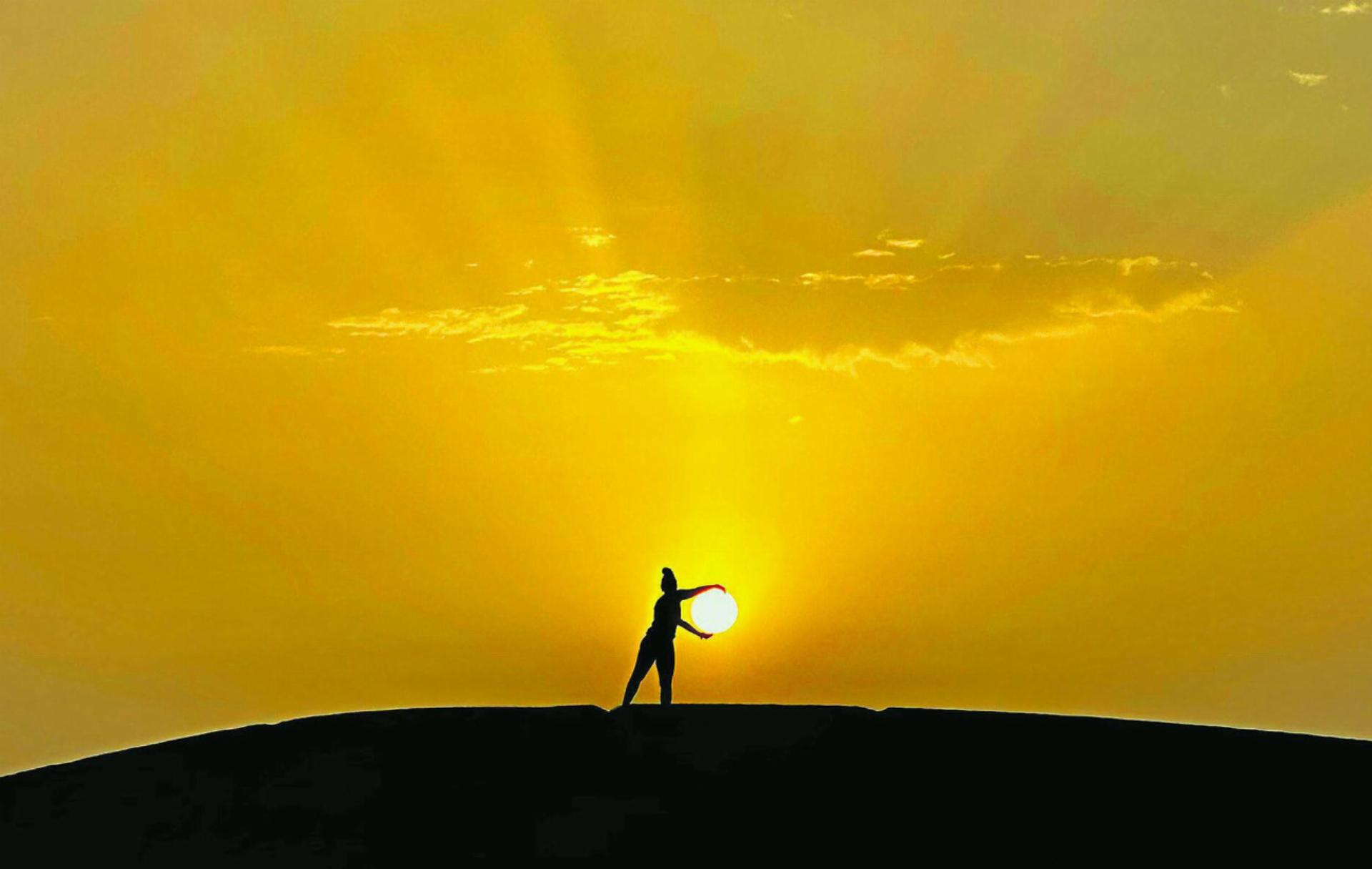 Die Sonne in meinen Händen! (12. Juli 2023, 6:51, Sonnenaufgang, Wüste «Erg Chegaga», Marokko). Foto: René Kapeller, Rheinsulz
