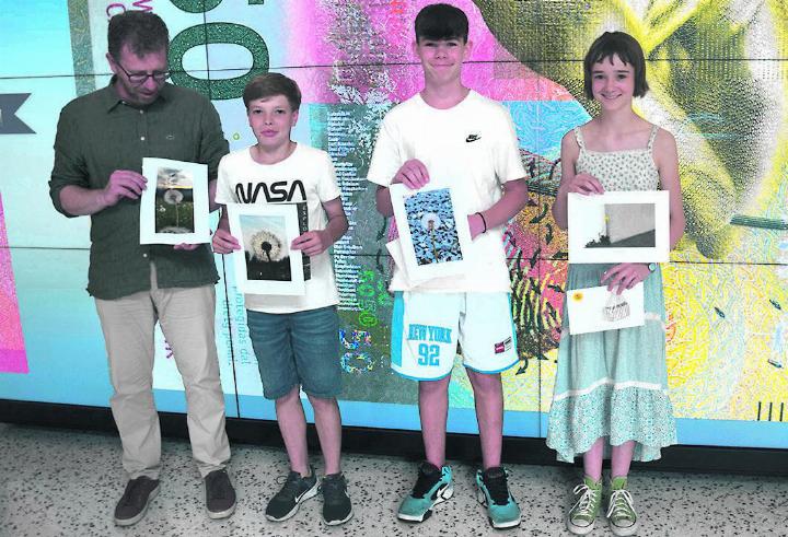 Die Finalisten mit ihren Werken: Martin Schnetzler hält das Foto von Jael Wächter, Nino Stäuble, Tobias Frei und Clara Märki. Foto: zVg Die Finalisten mit ihren Werken: Martin Schnetzler hält das Foto von Jael Wächter, Nino Stäuble, Tobias Frei und Clara Märki. Foto: zVg