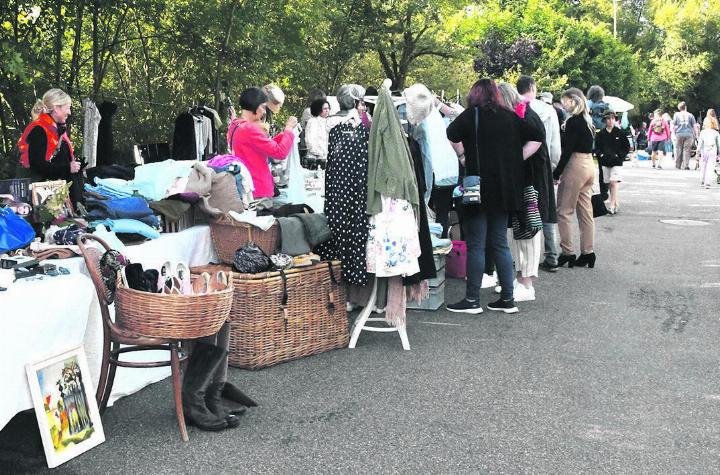 Der Flohmi am Bach zieht stets viel Publikum an. Foto: zVg