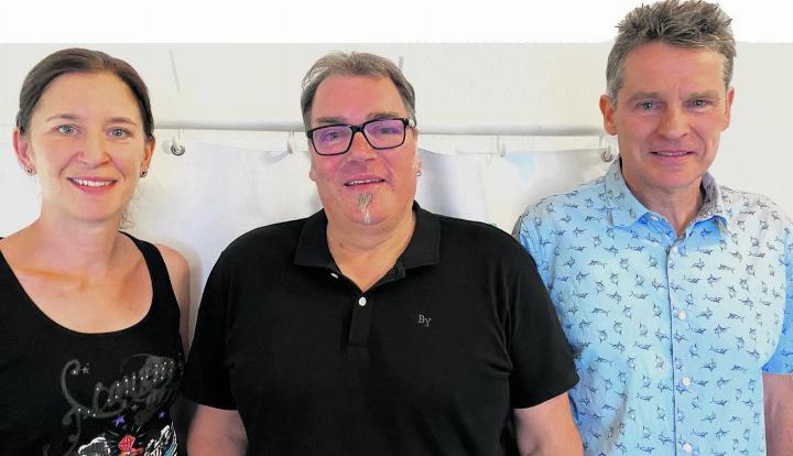 Der am Wochenende neu gewählte Gemeindeammann Thomas Szabo (Mitte) flankiert von den beiden neuen Ratsmitgliedern Sandra Caluori und Michel Steiner. Foto: Bernadette Zaniolo