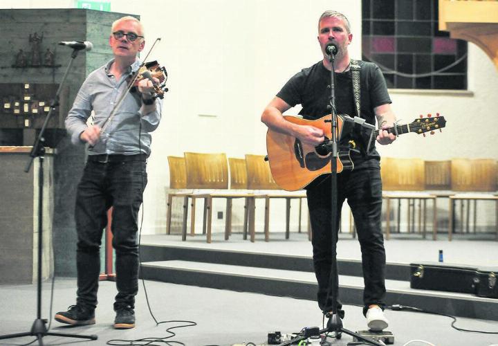 Barry McGuire und Stephen Leeson vermochten das Publikum mitzureissen. Foto: zVg