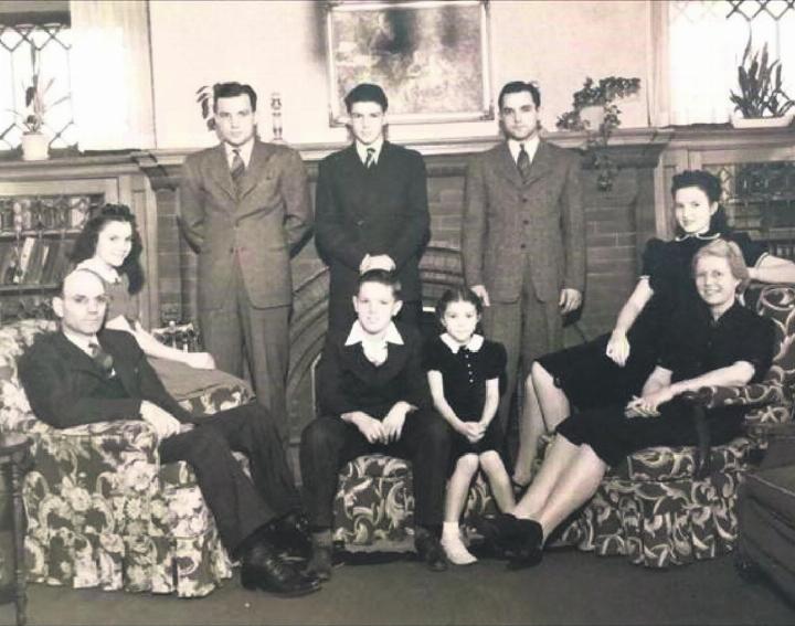 Familienfoto Charles Raymond Yegge (Urenkel des Auswanderer Ehepaars), die Söhne David, sitzend in der Mitte und Lawrence hinter ihm stehend im Jahre 1940.
