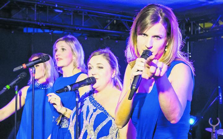Die Band Soul Jam mit TV-Star Cornelia Boesch sorgt in Laufenburg für Stimmung. Foto: zVg
