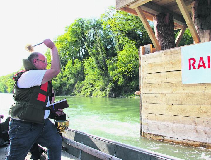 Pfarrer Essig bei der Segnung des frisch gerammten Pfeilers. Foto: zVg