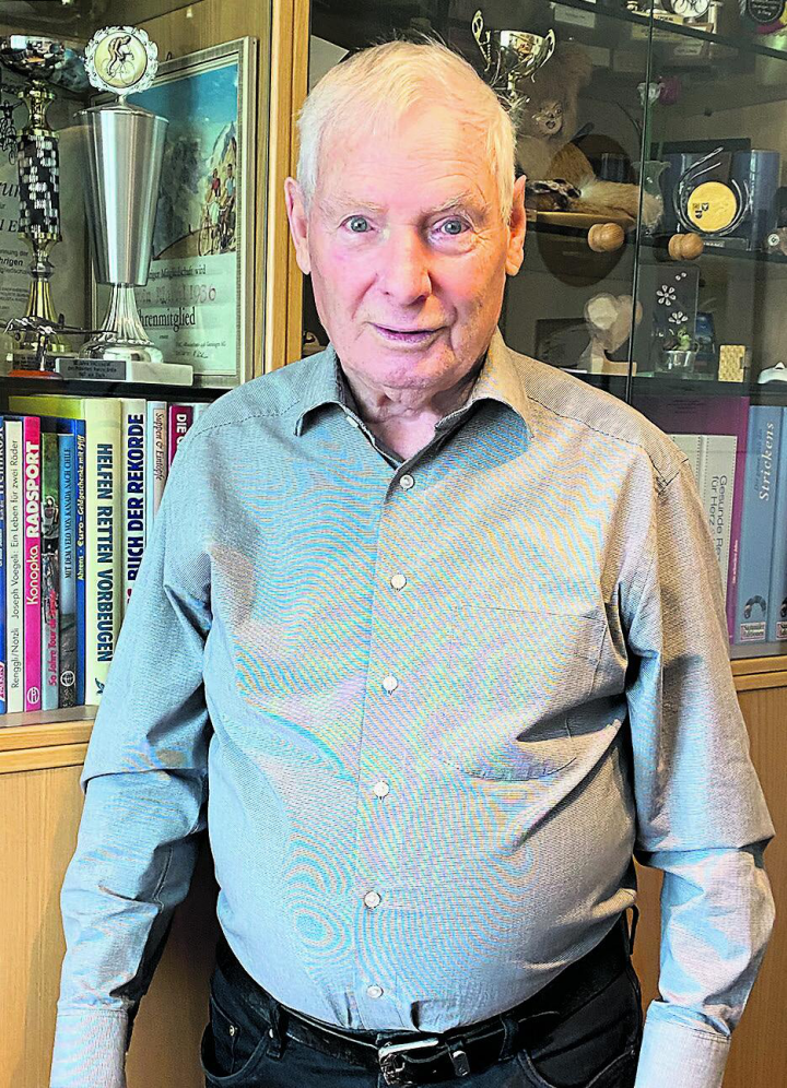 Marcel Erdin vor einem Teil seiner Auszeichnungen. Fotos: Willi Wenger