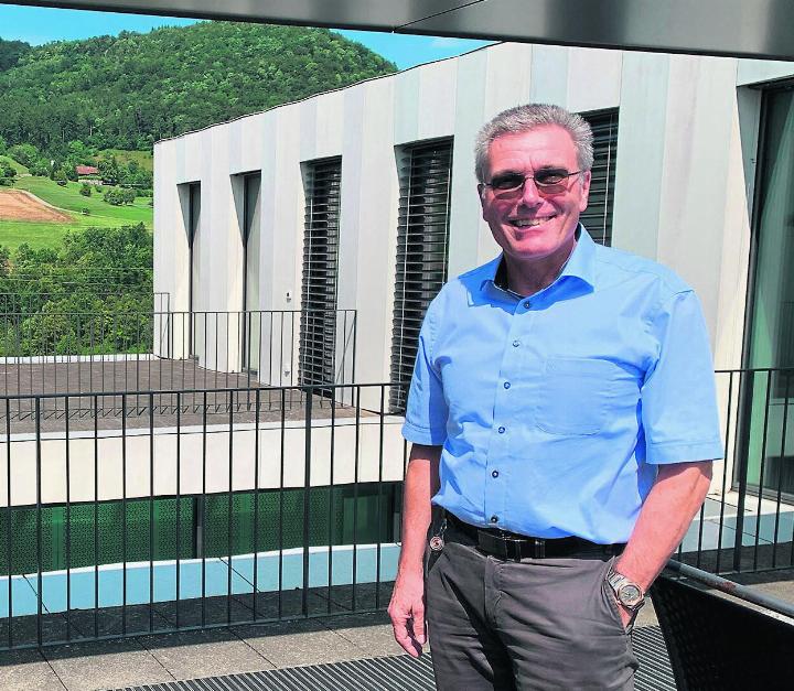 Ernst Gisin auf der Dachterrasse des Bürogebäudes. Foto: Simone Rufli
