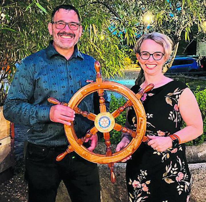 Präsidentin Scarlett Herzog übergibt das Steuerrad des Rotary-Club Rheinfelden-Fricktal an ihren Nachfolger Markus Hasler. Foto: zVg