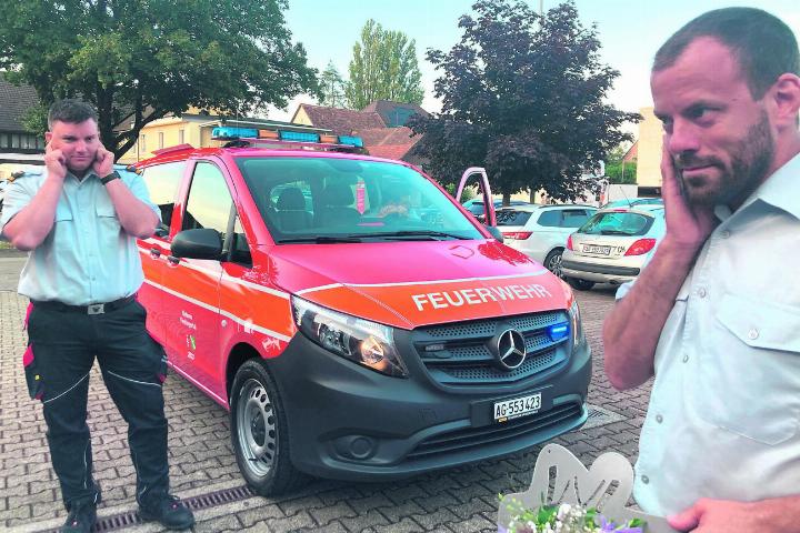 Ja, Sirene funktioniert: Feuerwehrkommandant Daniel Grüter (links) und «sein» Vize Daniel Knechtle vor dem neuen Personentransporter. Foto: Ronny Wittenwiler