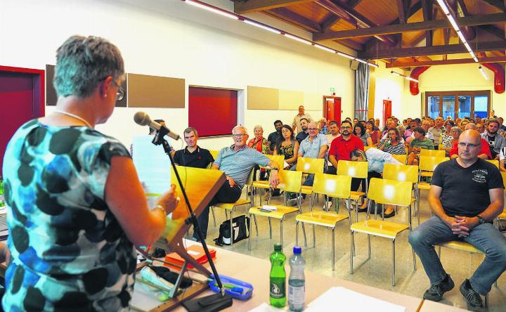 Die Debatte zwischen Frau Gemeindeammann Eveline Güntert (am Rednerpult) und den Vertretern der «IG Leimatt und Leimattstrasse» (links in der 1. Reihe) war intensiv, aber immer fair. Foto: Edi Strub