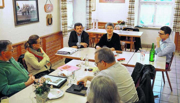 Von links nach rechts: Befürworter Alfons Kaufmann (Mitte), Ausbau-Gegnerin Getrud Häseli (Grüne) und Diskussionsleiter Thomas Juch (FDP). Foto: Edi Strub
