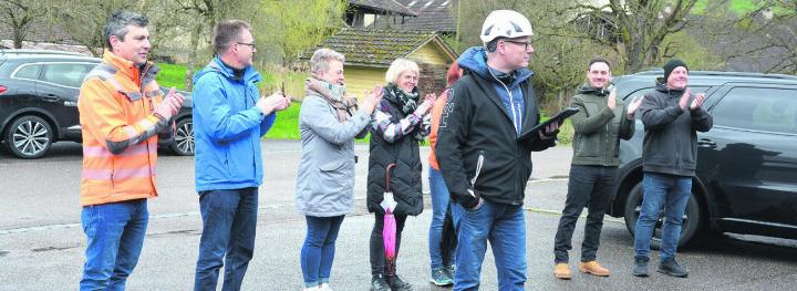 OK-Präsident Sascha Gut und seine Kolleginnen und Kollegen bei der Begrüssung zum 1. April-Apéro. Foto: Janine Tschopp