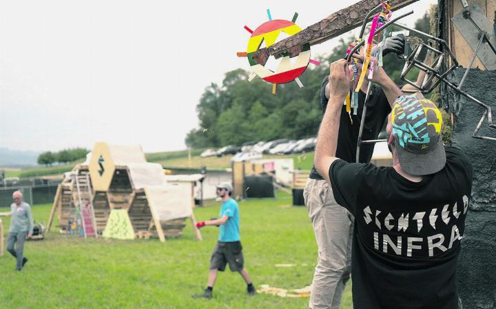 Auf dem Festgelände bereitet man sich vor. Foto: zVg