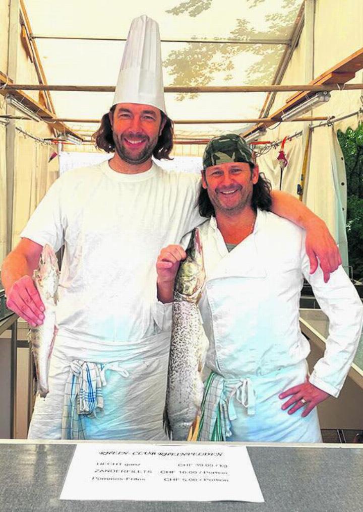 Viel zu tun: Fischküchenchef Alain Erismann (links) und Stefan Wartmann. Foto: zVg